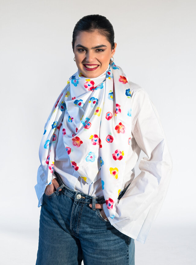 Saténová šatka veľká Lenka Sršňová jarná biela