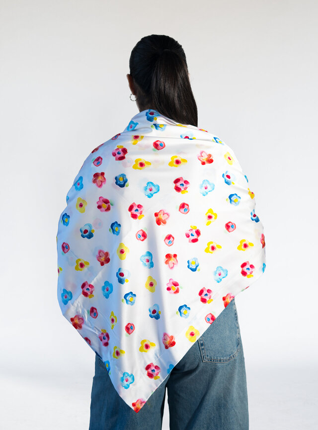 Saténová šatka veľká Lenka Sršňová jarná biela