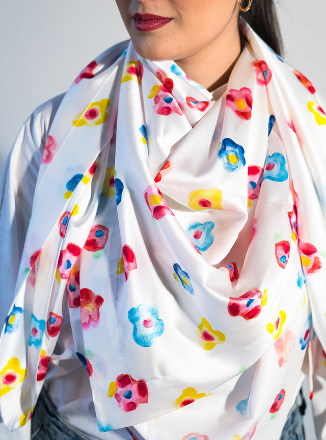 Saténová šatka veľká Lenka Sršňová biela