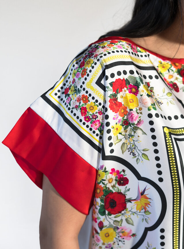 Dámske tričko biele s potlačou kvetovanej šatky 