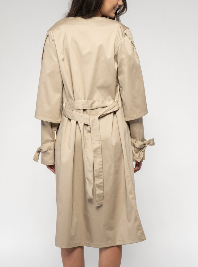 Dámsky elegantný kabát s opaskom