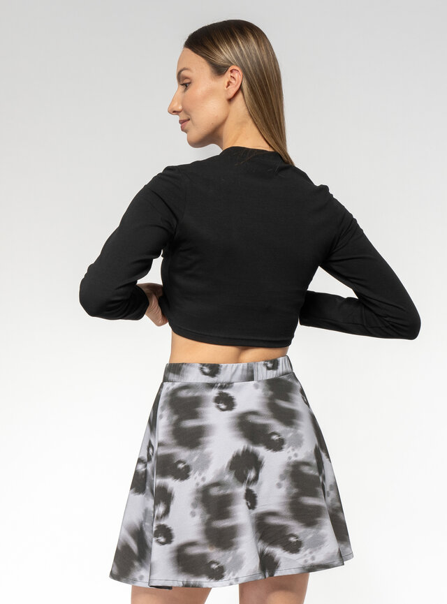 Dámsky čierny rolák s nášivkou ruže