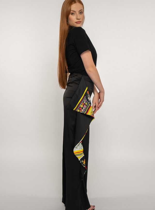 Dámske čierne nohavice dlhé s kvetovanou potlačou