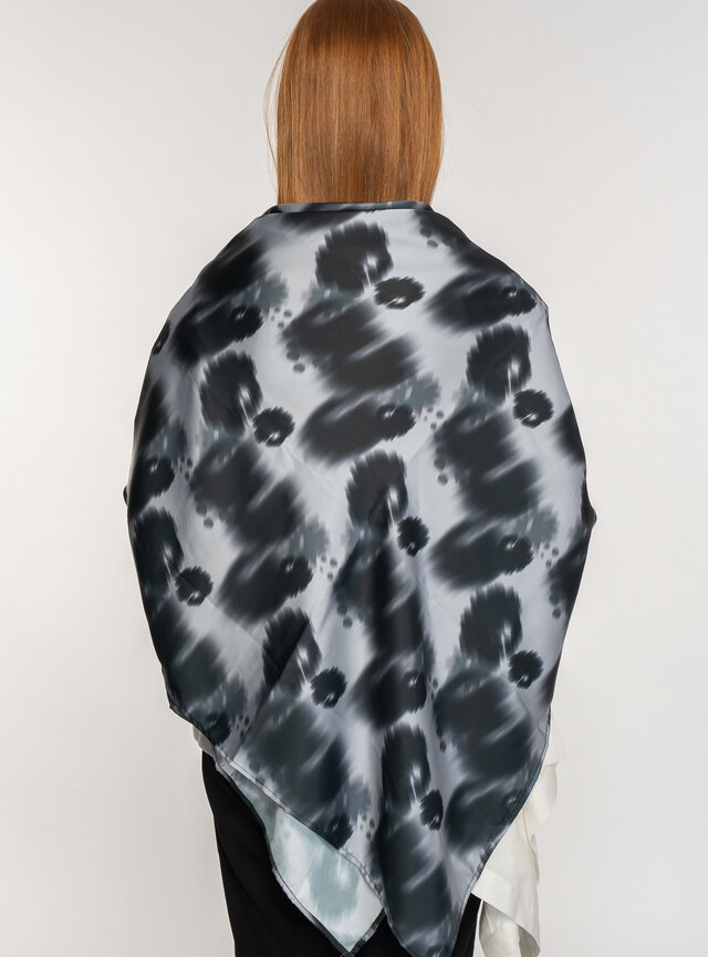 Saténová šatka veľká ZUZANA ĽOS-BOŽÍKOVÁ sivá