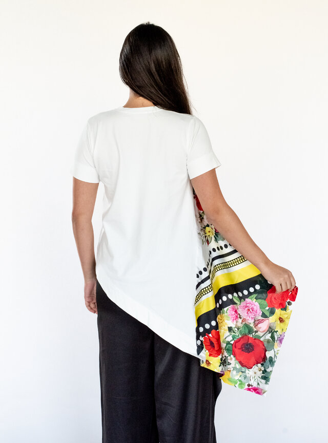 Dámske asymetrické tričko biela so vzorom kvetovanej šatky 