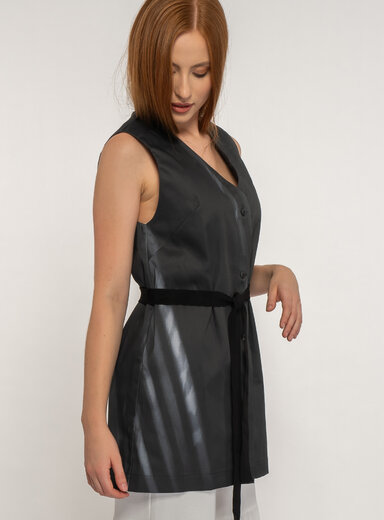 Dámska vesta čierna dlhá s opaskom