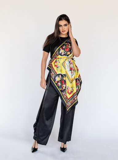 Dámske tričko čierne s kvetovanou šatkou na ramene