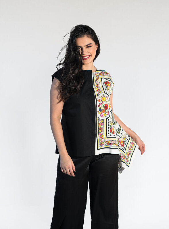 Dámske asymetrická blúzka s kvetovanou potlačou