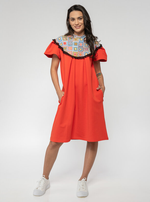 Dámske šaty so sedlom a potlačou