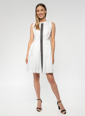 Biele šaty dámske s riasenou sukňou a čipkou