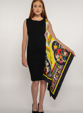 Dámske púzdrové šaty čierne s kvetovanou šatkou