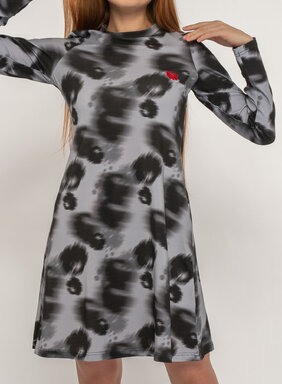 Úpletové šaty sivo-čierne s nášivkou ruže