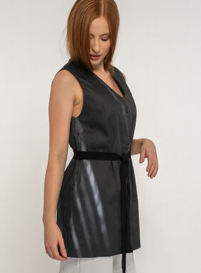 Dámska vesta čierna dlhá s opaskom