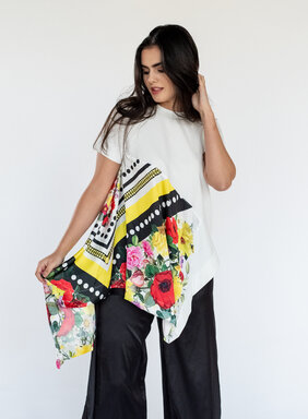 Dámske asymetrické tričko biela so vzorom kvetovanej šatky 