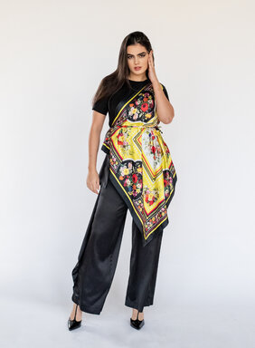 Dámske tričko čierne s kvetovanou šatkou na ramene