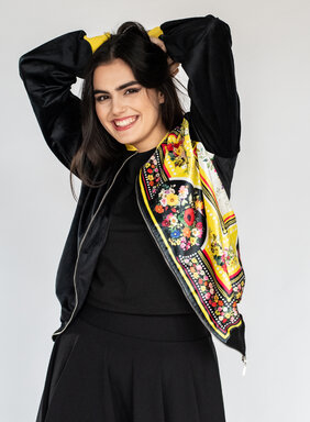 Dámska bombera čierna krátka s kvetovanou potlačou